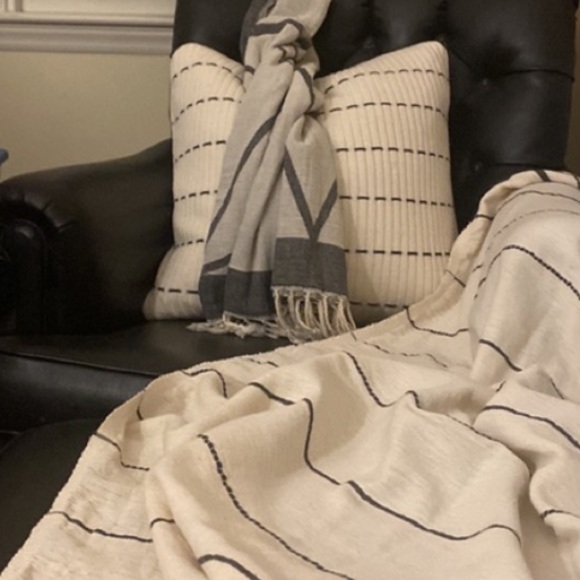 Comfort Set Pillow, Throw & Wrap Natural Black Woven Cashmere Blend Fabulous Set - Picture 11 of 15